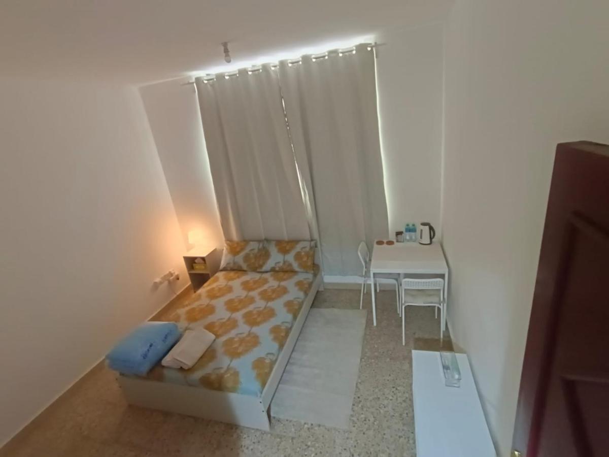 Affordable Transient - Not A Hotel - Sharing Kitchen And Washrooms Abu Dhabi Exterior photo